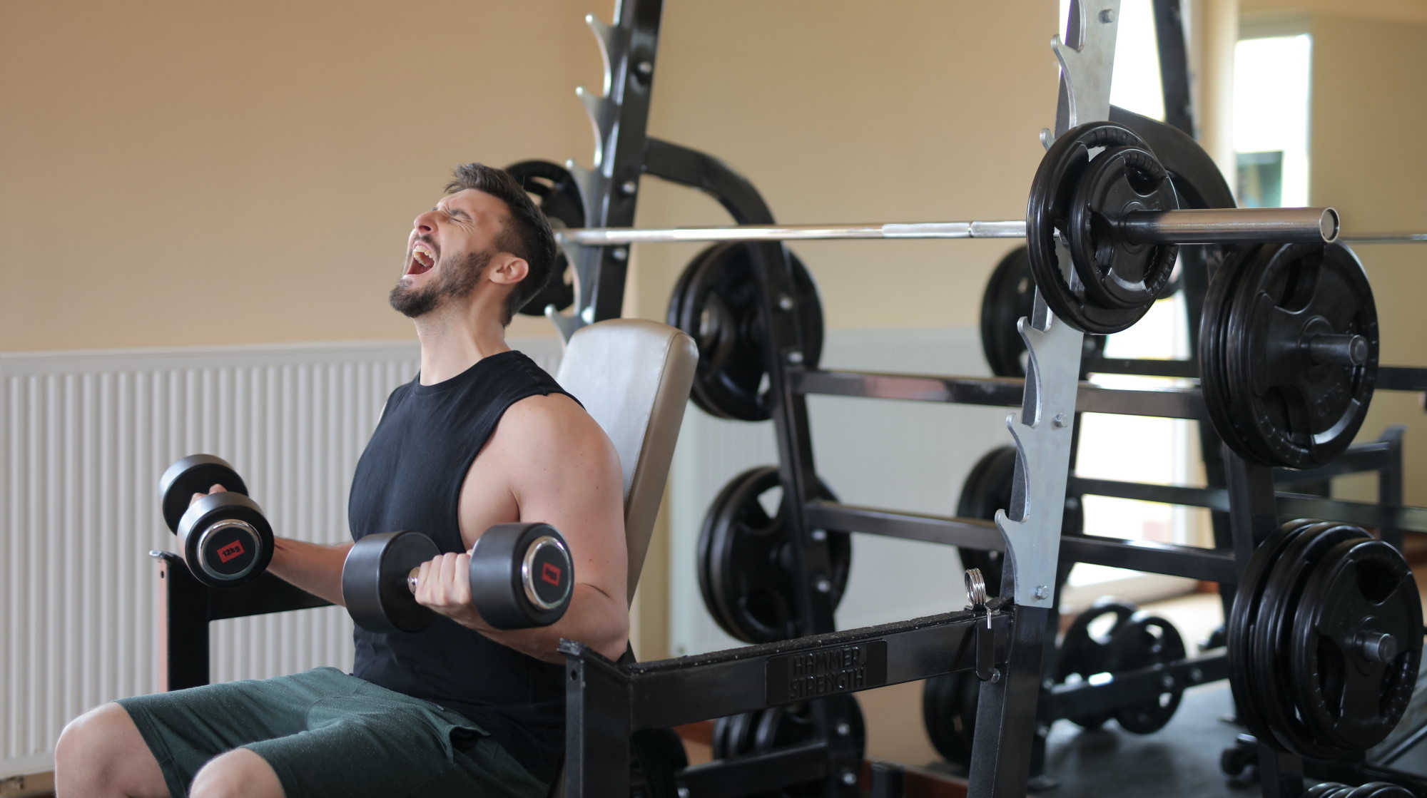 the guy in the gym working hard, maximize your time spent in the gym
